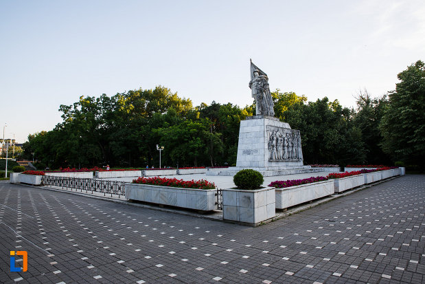 platou-central-cu-monumentul-ostasului-necunoscut-din-timisoara-judetul-timis.jpg