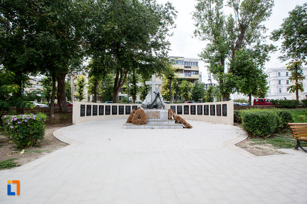 platou-cu-monumentul-marinarilor-din-constanta-judetul-constanta.jpg