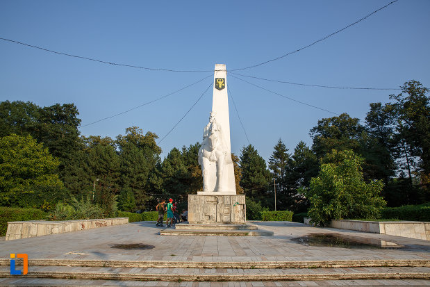 platou-cu-statuia-lui-bogdan-voda-din-radauti-judetul-suceava.jpg