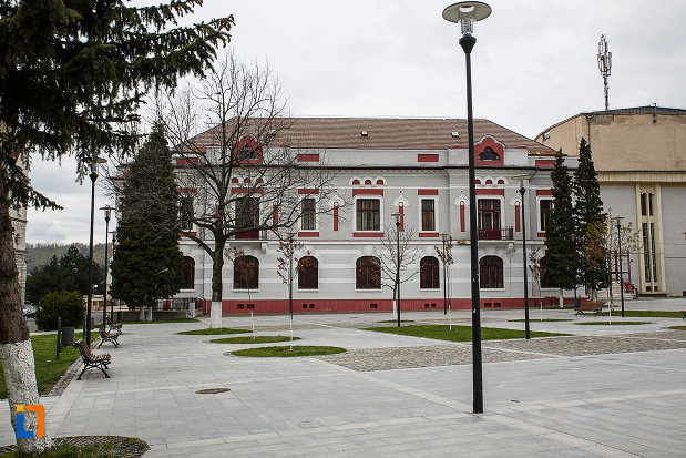 platou-pietonal-aflat-langa-cazinoul-functionarilor-azi-teatrul-i-d-sarbu-din-petrosani-judetul-hunedoara.jpg