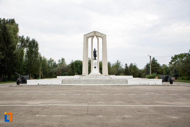 platoul-cu-monumentul-eroilor-din-slobozia-judetul-ialomita.jpg