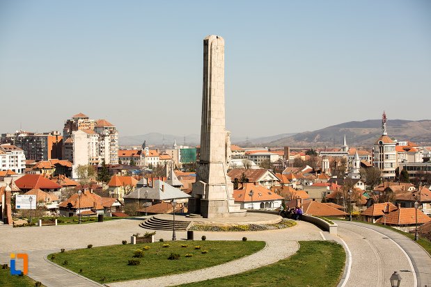 platoul-cu-obeliscul-lui-horea-closca-si-crisan-din-alba-iulia-judetul-alba.jpg