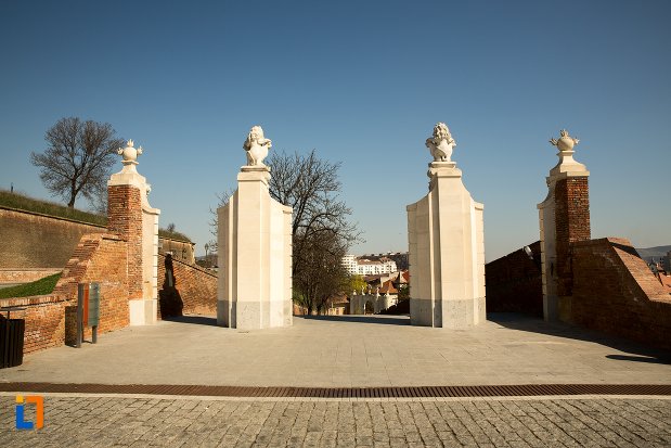 poarta-a-ii-a-a-cetatii-din-alba-iulia-judetul-alba-vazuta-din-spate.jpg