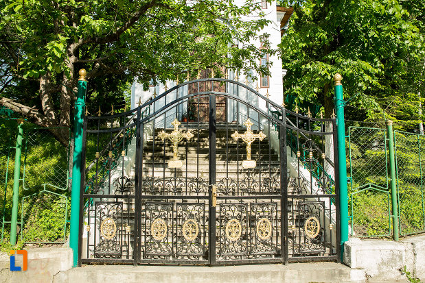 poarta-de-fier-de-la-biserica-sf-gheorghe-din-slatina-judetul-olt.jpg
