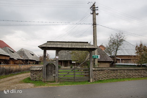 poarta-de-intrare-in-muzeul-etnografic-ples-din-ieud-judetul-maramures.jpg
