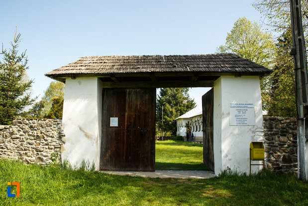 poarta-de-la-ansamblul-culei-duca-din-maldarasti-judetul-valcea.jpg