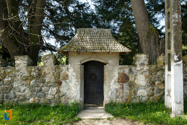 poarta-de-la-ansamblul-culei-greceanu-din-maldarasti-judetul-valcea.jpg