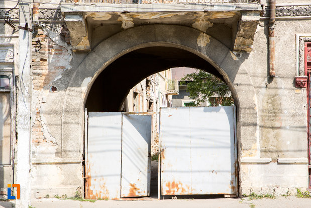 poarta-de-la-ansamblul-de-locuinte-cu-pravalii-de-pe-str-bucuresti-nr-163-din-calarasi-judetul-calarasi.jpg