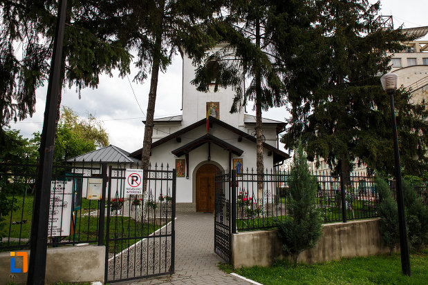 poarta-de-la-biserica-sf-dumitru-din-ramnicu-valcea-judetul-valcea.jpg