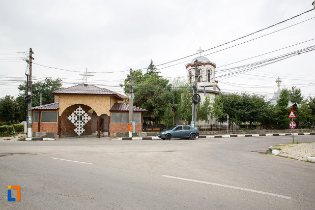 poarta-de-la-biserica-sf-gheorghe-din-giurgiu-judetul-giurgiu.jpg