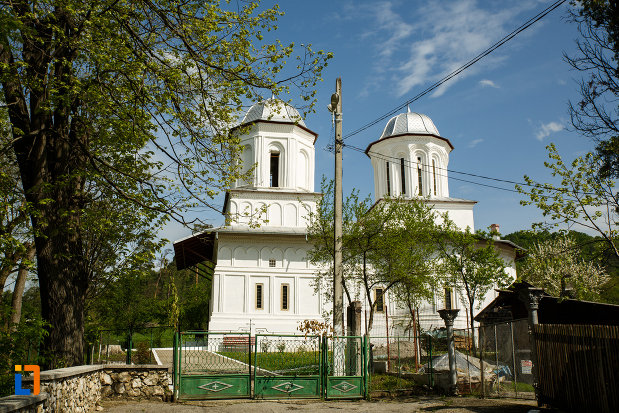 poarta-de-la-biserica-sf-gheorghe-domnesc-1677-din-ocnele-mari-judetul-valcea.jpg