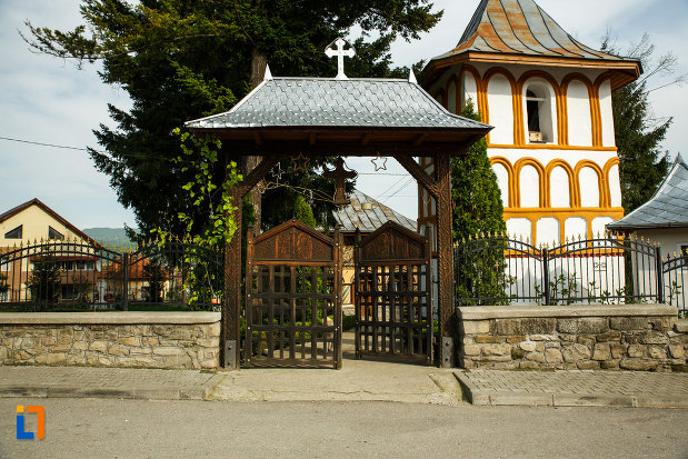 poarta-de-la-biserica-sf-voievozi-biserica-din-deal-din-calimanesti-judetul-valcea.jpg