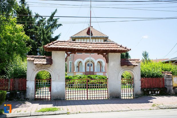 poarta-de-la-casa-bendic-azi-clubul-copiilor-din-targoviste-judetul-dambovita.jpg