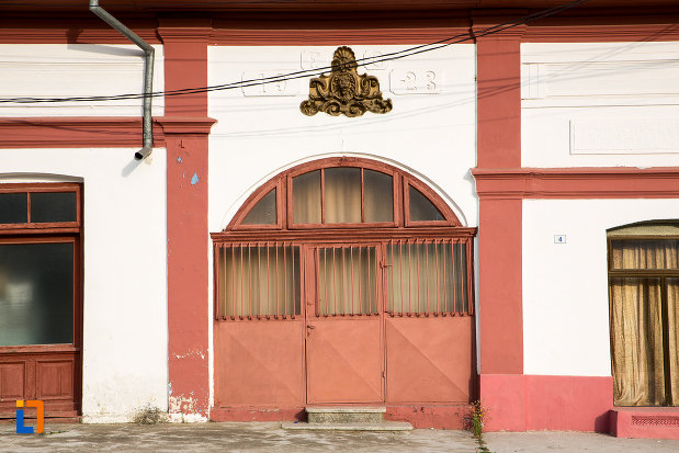 poarta-de-la-casa-cu-pravalie-din-harsova-judetul-constanta.jpg