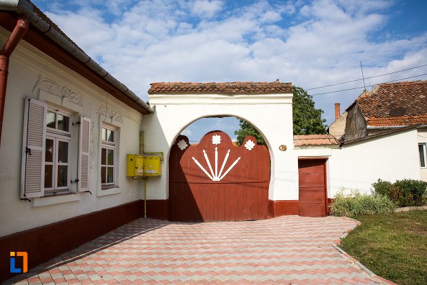 poarta-de-la-casa-din-str-pietei-nr-75-din-ghimbav-judetul-brasov.jpg
