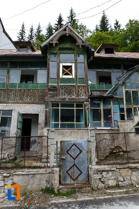 poarta-de-la-casa-ion-seu-din-azuga-judetul-prahova.jpg