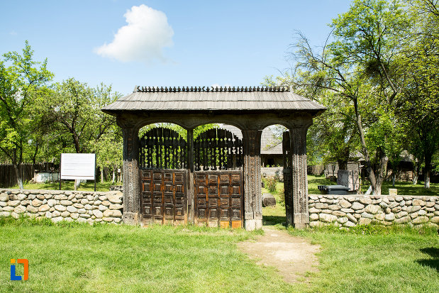 poarta-de-la-casa-memoriala-constantin-brancusi-din-hobita-judetul-gorj.jpg