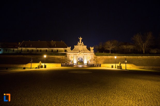 poarta-de-la-cetatea-alba-carolina-din-alba-iulia-judetul-alba-vazuta-noaptea.jpg