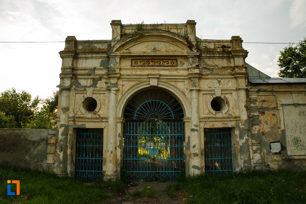 poarta-de-la-cimitirul-evreilor-din-focsani-judetul-vrancea.jpg