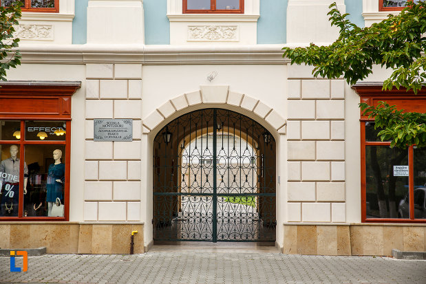poarta-de-la-fosta-scoala-confesionala-evanghelica-1713-din-medias-judetul-sibiu.jpg