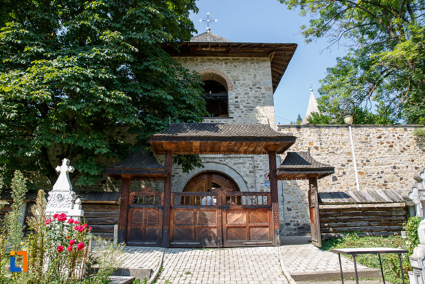 poarta-de-la-manastirea-voronet-judetul-suceava.jpg