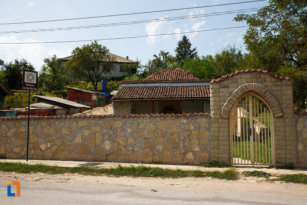 poarta-de-la-mormantul-lui-sari-saltuk-baba-dede-din-babadag-judetul-tulcea.jpg