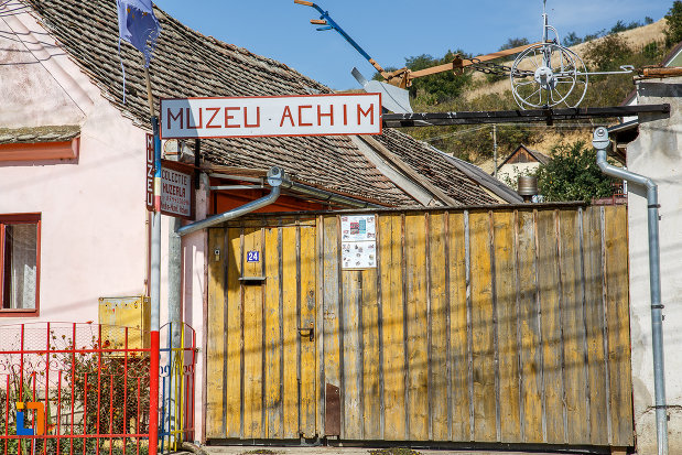 poarta-de-la-muzeul-etnografic-achim-aurel-din-ocna-sibiului-judetul-sibiu.jpg