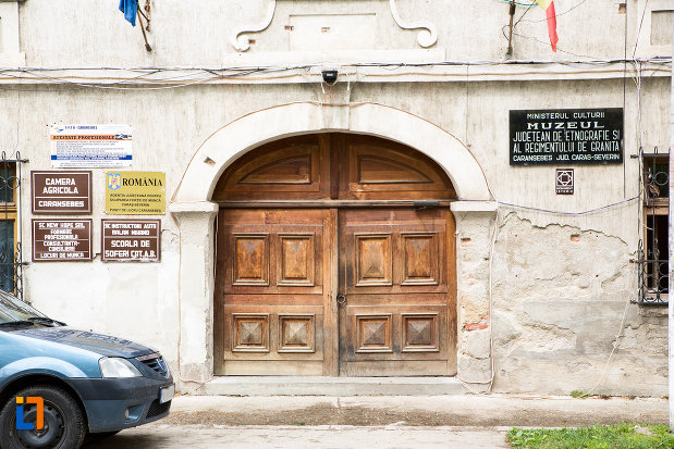 poarta-de-la-muzeul-judetean-de-etnografie-si-regimentului-de-granita-din-caransebes-judetul-caras-severin.jpg