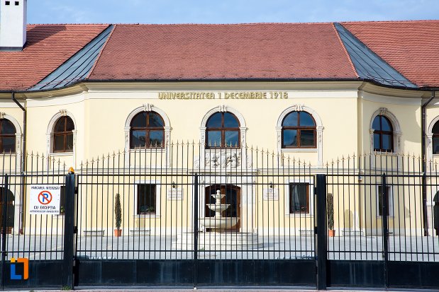 poarta-de-la-palatul-apor-azi-universitatea-1-decembrie-rectorat-din-alba-iulia-judetul-arges.jpg
