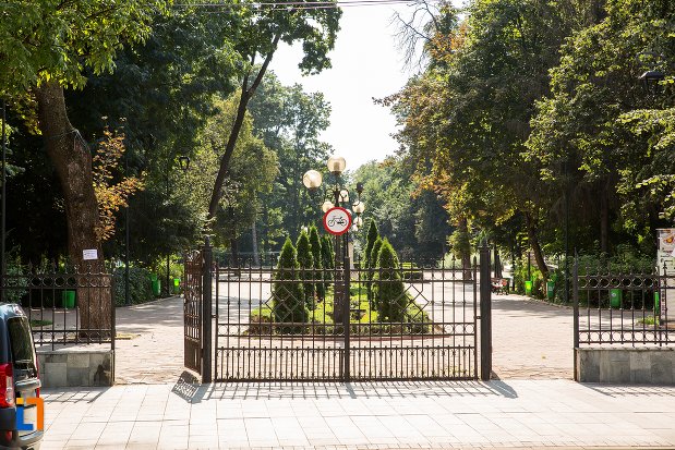 poarta-de-la-parcul-mihai-eminescu-din-botosani-judetul-botosani.jpg