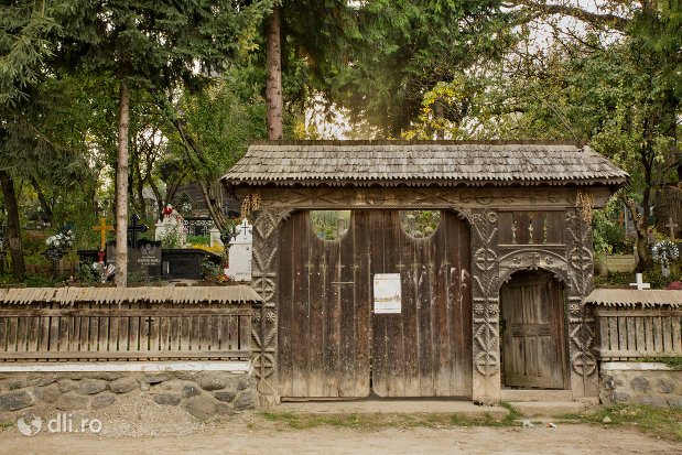poarta-de-lemn-de-la-biserica-de-lemn-sf-nicolae-josani-din-budesti-judetul-maramures.jpg