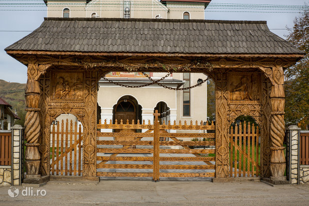 poarta-de-lemn-de-la-biserica-noua-din-rozavlea-judetul-maramures.jpg