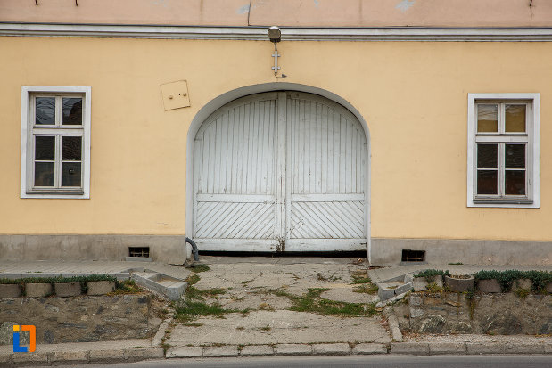 poarta-de-lemn-de-la-fosta-cazarma-a-husarilor-1805-din-medias-judetul-sibiu.jpg