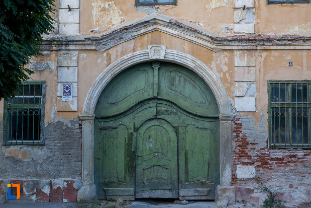 poarta-din-lemn-de-la-ansamblul-orfelinatului-terezian-din-sibiu-judetul-sibiu.jpg