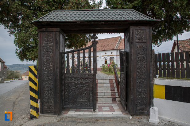 poarta-din-lemn-de-la-biserica-duminica-floriilor-din-avrig-judetul-sibiu.jpg