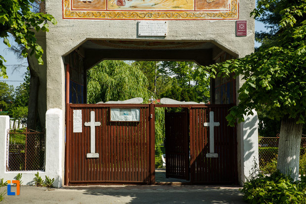 poarta-din-lemn-de-la-biserica-sf-ilie-biserica-noua-din-dragasani-judetul-valcea.jpg