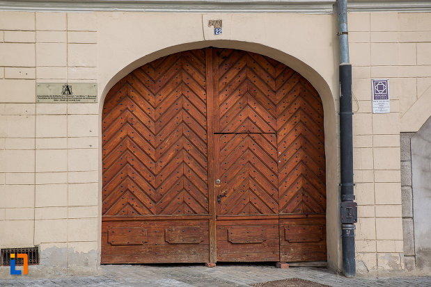 poarta-din-lemn-de-la-casa-haupt-are-in-curte-fragmente-ale-incintelor-i-si-ii-1694-din-sibiu-judetul-sibiu.jpg