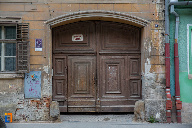 poarta-din-lemn-de-la-casa-hermann-wagner-1875-din-sibiu-judetul-sibiu.jpg