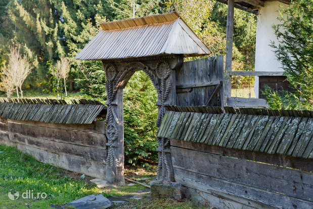 poarta-din-lemn-muzeul-satului-din-sighetu-marmatiei-judetul-maramures.jpg