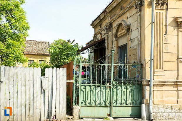 poarta-metalica-de-la-casa-popescu-marieta-din-drobeta-turnu-severin-judetul-mehedinti.jpg