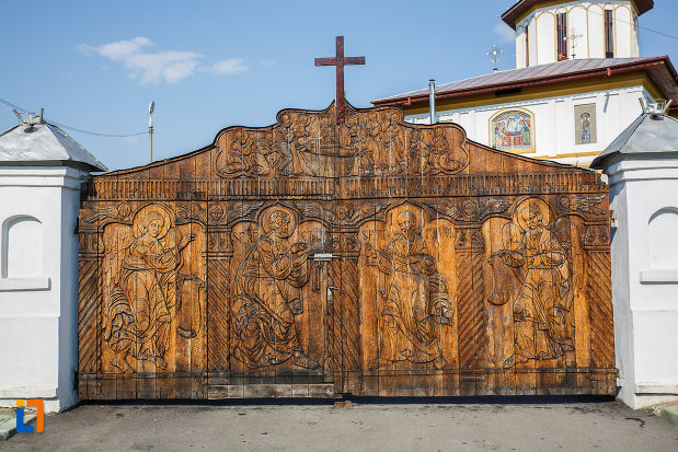 poarta-sculptata-de-la-biserica-adormirea-maicii-domnului-a-fostei-manastiri-valeni-1680-din-valenii-de-munte-judetul-prahova.jpg
