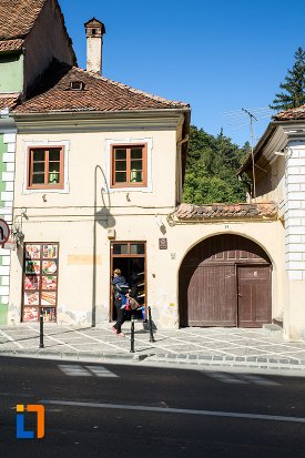 poarta-si-casa-monument-istoric-din-brasov-judetul-brasov.jpg
