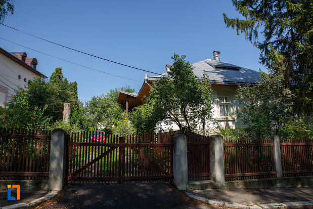 poarta-si-gard-de-la-casa-folcloristului-simeon-florea-marian-din-suceava-judetul-suceava.jpg