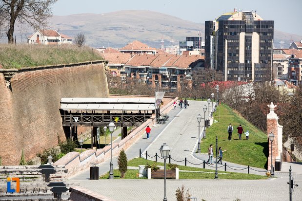 pod-de-la-cetatea-alba-carolina-din-alba-iulia-judetul-alba.jpg