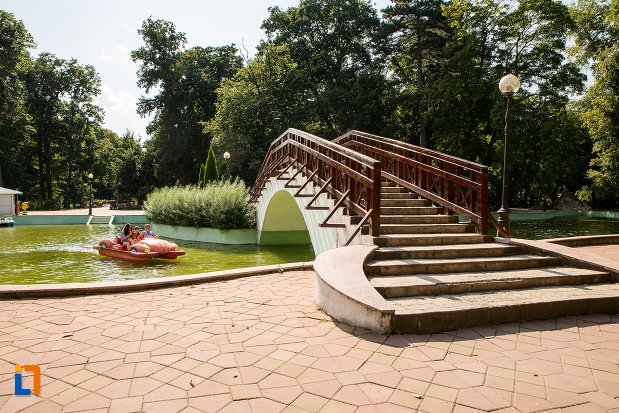 pod-din-parcul-mihai-eminescu-din-botosani-judetul-botosani.jpg
