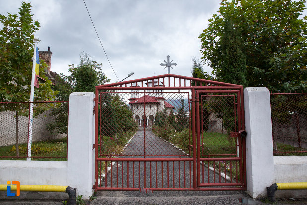 portita-de-la-biserica-sf-arhangheli-mihail-si-gavril-din-zarnesti-judetul-brasov.jpg
