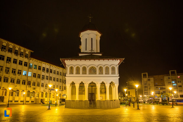poza-cu-biserica-sf-voievozi-din-targu-jiu-judetul-gorj-noaptea.jpg