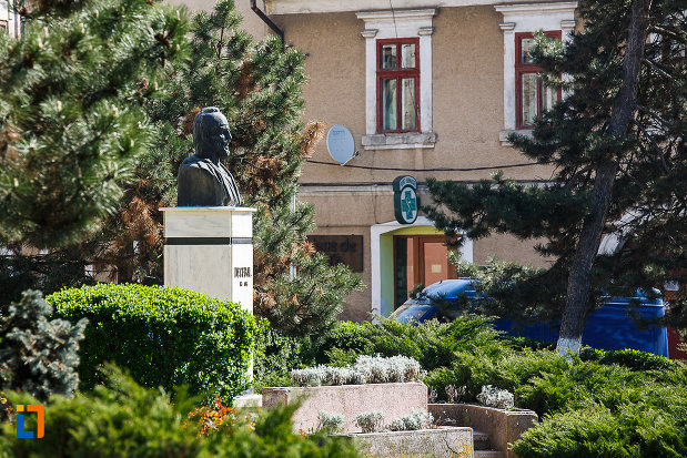poza-cu-bustul-lui-decebal-din-orastie-judetul-hunedoara.jpg