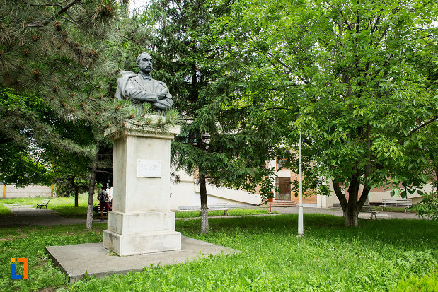 poza-cu-bustul-lui-lascar-catargiu-din-galati-judetul-galati.jpg