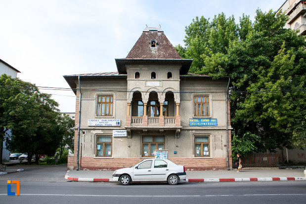 poza-cu-casa-ciubuc-fosta-primarie-din-gaesti-judetul-dambovita.jpg